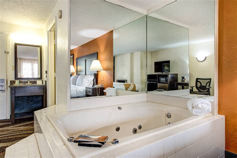 hotel suites jacuzzi